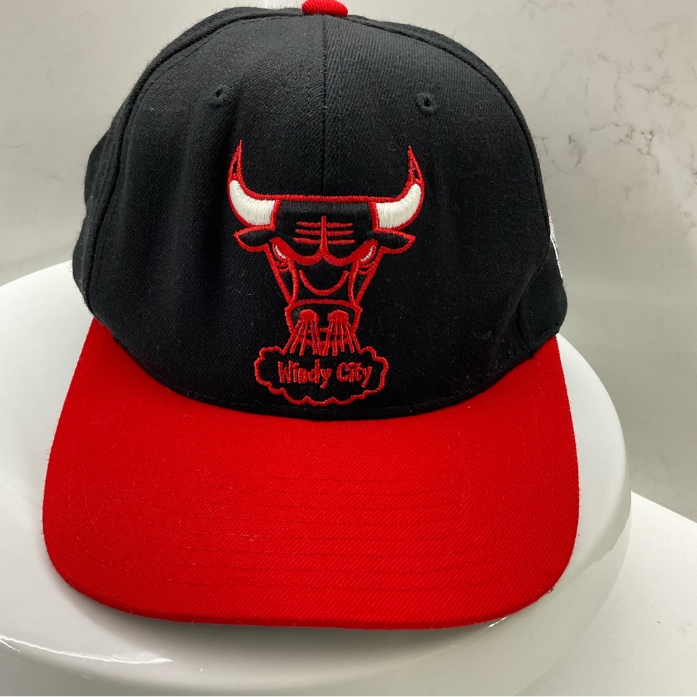 Mitchell & Ness Men’s NBA Chicago Bulls Windy City Mesh Jersey Snapback Hat